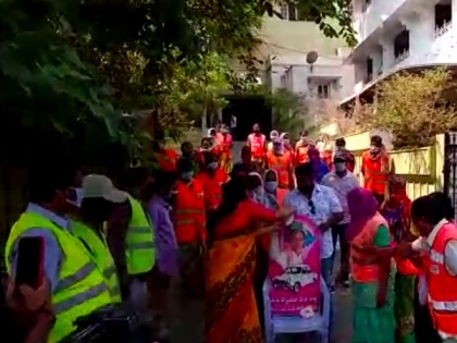 GHMC Mayor's wife offers milk to Telangana CM's photo for appreciating sanitation workers | GHMC Mayor's wife offers milk to Telangana CM's photo for appreciating sanitation workers