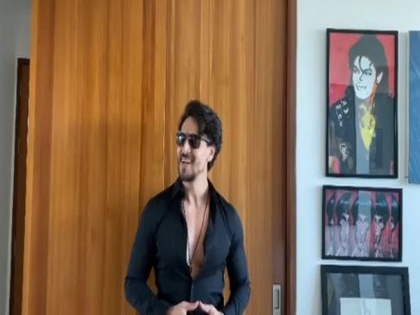 Tiger Shroff tries hand at singing for 'I For India' concert | Tiger Shroff tries hand at singing for 'I For India' concert