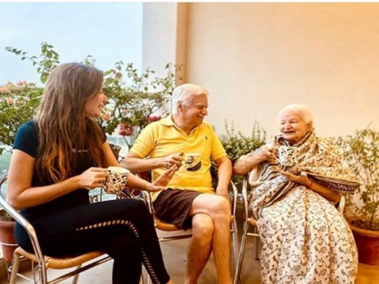 Kanika Kapoor enjoys evening tea with family in Lucknow | Kanika Kapoor enjoys evening tea with family in Lucknow