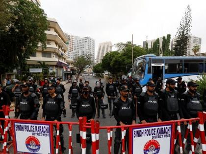 Journalists covering Sindh's lockdown restrictions thrashed by Karachi police | Journalists covering Sindh's lockdown restrictions thrashed by Karachi police