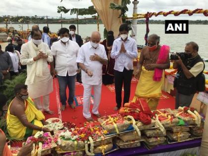 Karnataka CM offers 'bagina' at Krishna Raja Sagara Dam | Karnataka CM offers 'bagina' at Krishna Raja Sagara Dam