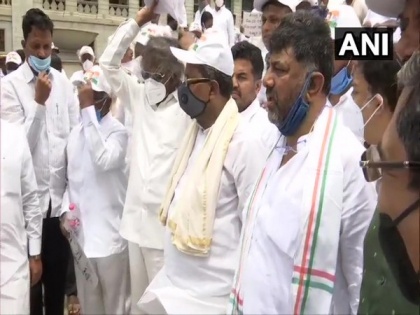 Karnataka Congress protests against govt over amendment to APMC Act | Karnataka Congress protests against govt over amendment to APMC Act