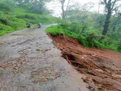 Karnataka: Vehicular movement halted on Chikmagalur's Alageshwara road due to landslide | Karnataka: Vehicular movement halted on Chikmagalur's Alageshwara road due to landslide