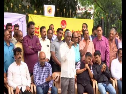 Karnataka: Journalists protest against ban on live telecast of House proceedings | Karnataka: Journalists protest against ban on live telecast of House proceedings