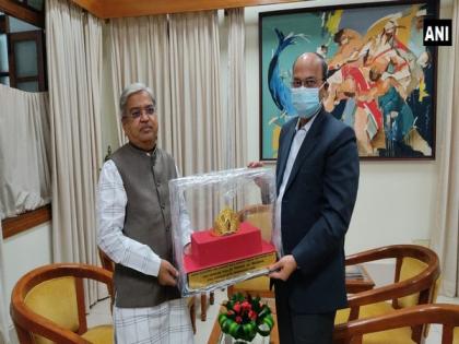 Karnataka deputy CM presents 140 g gold crown to chief secy | Karnataka deputy CM presents 140 g gold crown to chief secy Karnataka deputy CM presents 140 g gold crown to chief secy | Karnataka deputy CM presents 140 g gold crown to chief secy