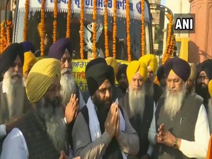 SGPC flags off free bus service from Golden Temple, Amritsar to Dera Baba Nanak for Kartarpur pilgrims | SGPC flags off free bus service from Golden Temple, Amritsar to Dera Baba Nanak for Kartarpur pilgrims