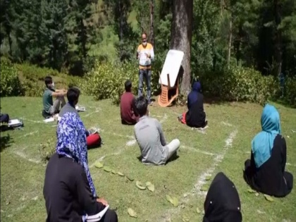 Open-air community classes in J-K's Yusmarg to compensate academic loss faced by students amid COVID-19 | Open-air community classes in J-K's Yusmarg to compensate academic loss faced by students amid COVID-19