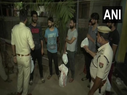 Police provides food to Kashmiris stranded in Assam | Police provides food to Kashmiris stranded in Assam