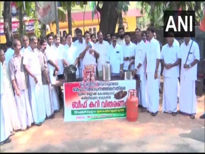 Congress workers distribute beef curry in front of police station in Kerala's Kozhikode | Congress workers distribute beef curry in front of police station in Kerala's Kozhikode