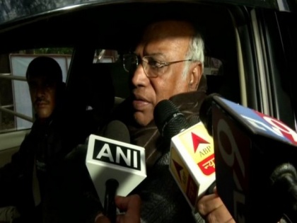 Allocation of portfolios will be discussed between CLP leader and Maharashtra CM, says Mallikarjun Kharge | Allocation of portfolios will be discussed between CLP leader and Maharashtra CM, says Mallikarjun Kharge