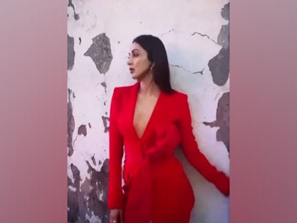 Kiara Advani ups the glamour quotient in red pantsuit | Kiara Advani ups the glamour quotient in red pantsuit