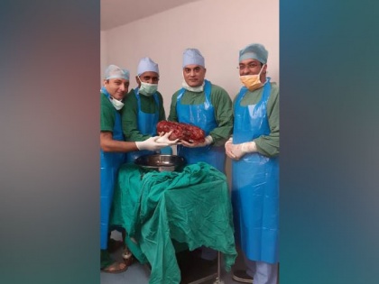 Delhi: Doctors remove world's 3rd heaviest kidney, plan to claim Guinness Book of World Records | Delhi: Doctors remove world's 3rd heaviest kidney, plan to claim Guinness Book of World Records