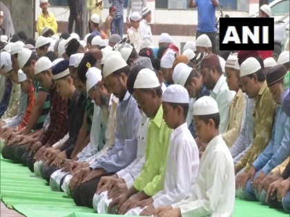 Maharashtra: Devotees throng to mosques to offer namaz in flood-affected Kolhapur | Maharashtra: Devotees throng to mosques to offer namaz in flood-affected Kolhapur