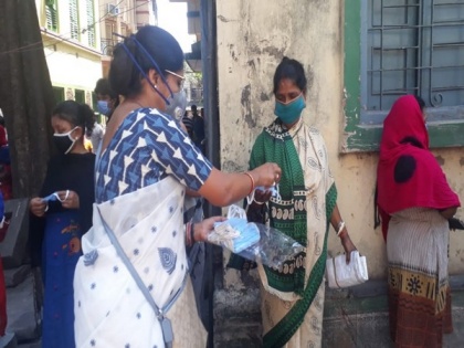 Sonagachi sex workers in acute crisis amid lockdown; Shashi Panja distributes ration, face masks | Sonagachi sex workers in acute crisis amid lockdown; Shashi Panja distributes ration, face masks