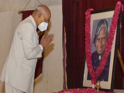 President Kovind pays floral tribute to APJ Abdul Kalam on his 89th birth anniversary | President Kovind pays floral tribute to APJ Abdul Kalam on his 89th birth anniversary