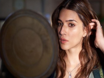 Kriti Sanon shares BTS from sets of 'Bachchan Pandey' | Kriti Sanon shares BTS from sets of 'Bachchan Pandey'