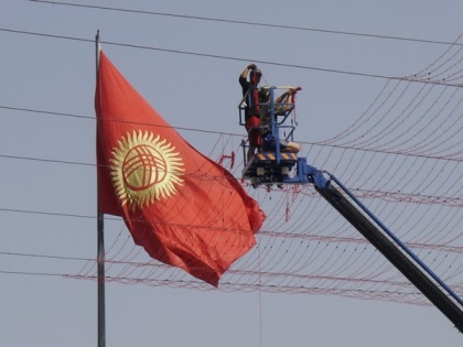 Protesters free ex-Kyrgyz PM Sapar Isakov | Protesters free ex-Kyrgyz PM Sapar Isakov