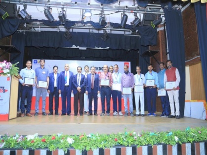 LIC felicitates motormen of Central Railway Mumbai | LIC felicitates motormen of Central Railway Mumbai