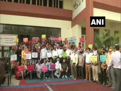 LIC employees stages protest in Ludhiana against FDI limit hike in insurance sector | LIC employees stages protest in Ludhiana against FDI limit hike in insurance sector