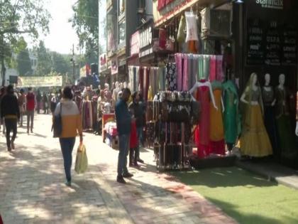 Shopkeepers in Delhi market get relief as weekend curfew, odd-even system lifted | Shopkeepers in Delhi market get relief as weekend curfew, odd-even system lifted