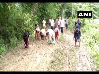 Assam: Locals protest poor condition of Dibrugarh road, sow paddy on it | Assam: Locals protest poor condition of Dibrugarh road, sow paddy on it