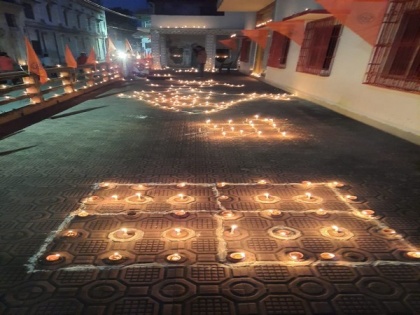Ayodhya Ram Mandir Bhumi Pujan: Devotees light earthen lamps at Ayodhya's Tapasvi Chhavani Ashram ahead of bhoomi pujan | Ayodhya Ram Mandir Bhumi Pujan: Devotees light earthen lamps at Ayodhya's Tapasvi Chhavani Ashram ahead of bhoomi pujan