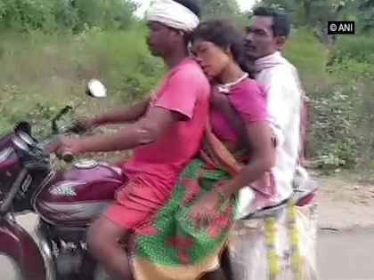 Jharkhand: Pregnant woman carried over 10 km on bike in absence of ambulance | Jharkhand: Pregnant woman carried over 10 km on bike in absence of ambulance