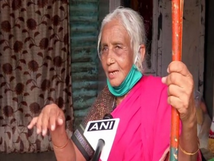 85-year-old Shantabai Pawar displays `lathi-kathi' skills on Pune streets, video goes viral | 85-year-old Shantabai Pawar displays `lathi-kathi' skills on Pune streets, video goes viral