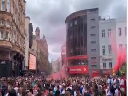 Euro 2020: Unruly English fans throng Leicester Square ahead of summit clash | Euro 2020: Unruly English fans throng Leicester Square ahead of summit clash