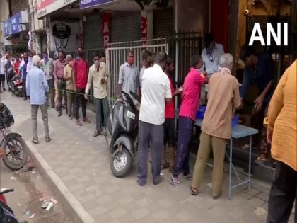 People throng liquor shops after lockdown announcement in Pune | People throng liquor shops after lockdown announcement in Pune
