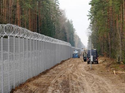 Lithuania builds 124 mile long barbed wire fence at Belarusian border | Lithuania builds 124 mile long barbed wire fence at Belarusian border