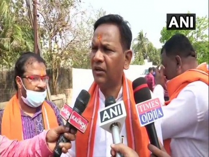 Odisha CM meets BJP leaders protesting outside his residence, assures them of resolving issues | Odisha CM meets BJP leaders protesting outside his residence, assures them of resolving issues
