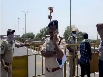 People trying to enter Andhra from Telangana stopped in Jogulamba Gadwal amid lockdown | People trying to enter Andhra from Telangana stopped in Jogulamba Gadwal amid lockdown