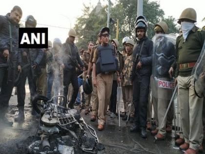 Lucknow admin to display on hoardings names of people involved in last year's anti-CAA violence in city | Lucknow admin to display on hoardings names of people involved in last year's anti-CAA violence in city
