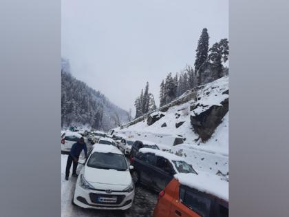 Over 500 tourists stranded in Manali due to snowfall, Rescue operation underway | Over 500 tourists stranded in Manali due to snowfall, Rescue operation underway Over 500 tourists stranded in Manali due to snowfall, Rescue operation underway | Over 500 tourists stranded in Manali due to snowfall, Rescue operation underway
