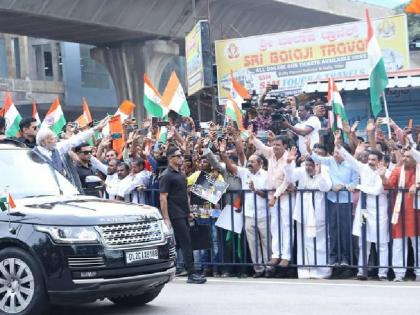 K'taka BJP leaders welcome Modi standing behind barricades; Cong term it slavery | K'taka BJP leaders welcome Modi standing behind barricades; Cong term it slavery K'taka BJP leaders welcome Modi standing behind barricades; Cong term it slavery | K'taka BJP leaders welcome Modi standing behind barricades; Cong term it slavery