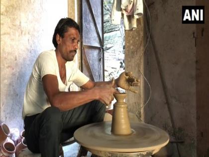 Traditional earthen lamps losing sales to Chinese lamps in MP's Indore | Traditional earthen lamps losing sales to Chinese lamps in MP's Indore Traditional earthen lamps losing sales to Chinese lamps in MP's Indore | Traditional earthen lamps losing sales to Chinese lamps in MP's Indore