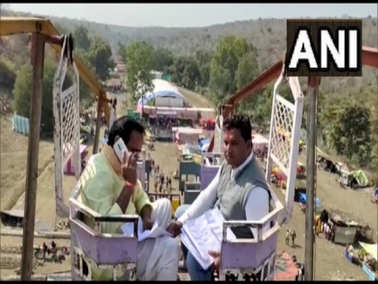 MP minister sits on 50-ft-high hammock in Ashoknagar to get mobile network for talking to officials | MP minister sits on 50-ft-high hammock in Ashoknagar to get mobile network for talking to officials