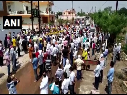 People in large numbers attend funeral of spiritual leader in MP's Katni, flout lockdown guidelines | People in large numbers attend funeral of spiritual leader in MP's Katni, flout lockdown guidelines