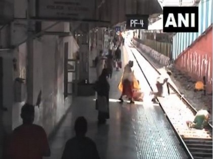 RPF personnel rescues woman from being run over by train at Dadar Railway Station | RPF personnel rescues woman from being run over by train at Dadar Railway Station