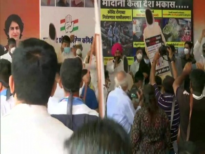 Congress workers in Mumbai protest against Centre over fuel price hike, Covid-19 management | Congress workers in Mumbai protest against Centre over fuel price hike, Covid-19 management