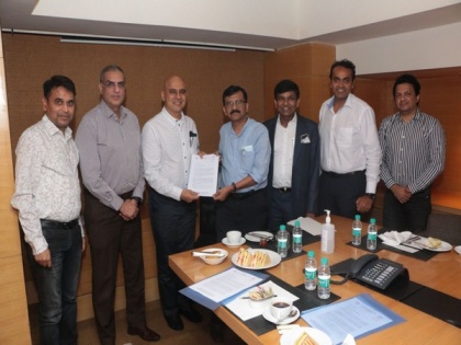 Major theatre chains representatives meet Sanjay Raut to discuss re-opening of theatres in Maharashtra | Major theatre chains representatives meet Sanjay Raut to discuss re-opening of theatres in Maharashtra