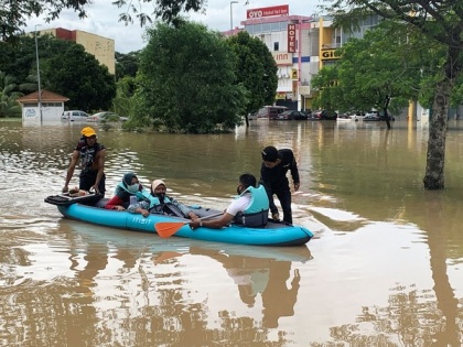 Over 35,000 displaced in Malaysia's floods | Over 35,000 displaced in Malaysia's floods