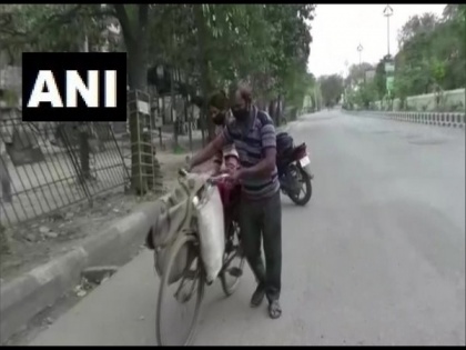 Man carries injured wife on bicycle for 12 kms to hospital in Ludhiana amid lockdown | Man carries injured wife on bicycle for 12 kms to hospital in Ludhiana amid lockdown
