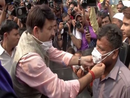 Delhi BJP chief Manoj Tiwari distributes masks as protest against AAP govt on air quality | Delhi BJP chief Manoj Tiwari distributes masks as protest against AAP govt on air quality