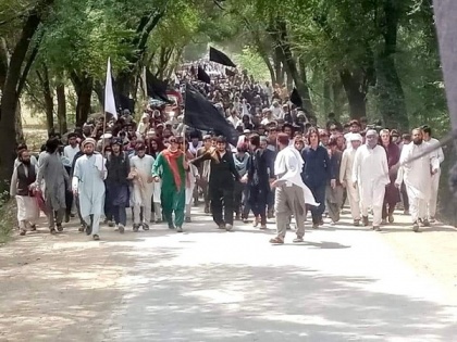 Protestors march towards Islamabad against killing of Pashtun youths | Protestors march towards Islamabad against killing of Pashtun youths