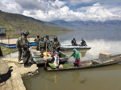 Combating COVID-19: Navy's MARCOS commandos reaches out to fishermen at Wular Lake | Combating COVID-19: Navy's MARCOS commandos reaches out to fishermen at Wular Lake