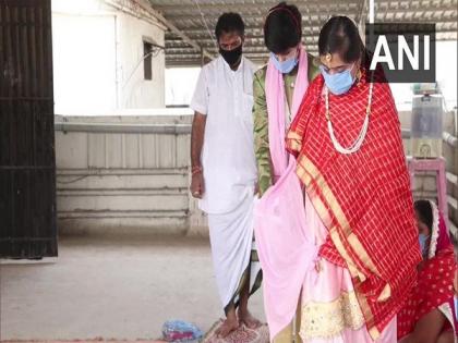 COVID-19 : Couple ties knot in Surat wearing masks, gloves | COVID-19 : Couple ties knot in Surat wearing masks, gloves COVID-19 : Couple ties knot in Surat wearing masks, gloves | COVID-19 : Couple ties knot in Surat wearing masks, gloves