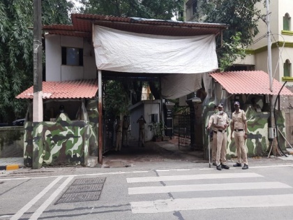 Security tightened at Matoshree, after suspicious calls received at Uddhav Thackeray's residence | Security tightened at Matoshree, after suspicious calls received at Uddhav Thackeray's residence
