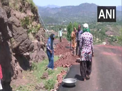 Migrant workers in J-K provided with jobs as road construction resumes under Rajouri PWD | Migrant workers in J-K provided with jobs as road construction resumes under Rajouri PWD
